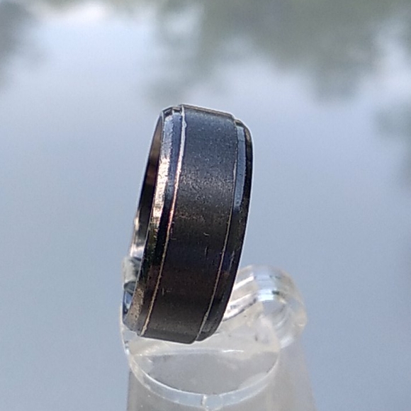 Mens Forge wedding band - Picture 2 of 6